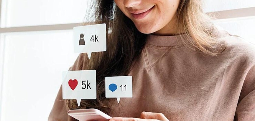 Primo piano di una donna che utilizza un concetto di social media per smartphone – 10 modi per avere follower su tik tok
