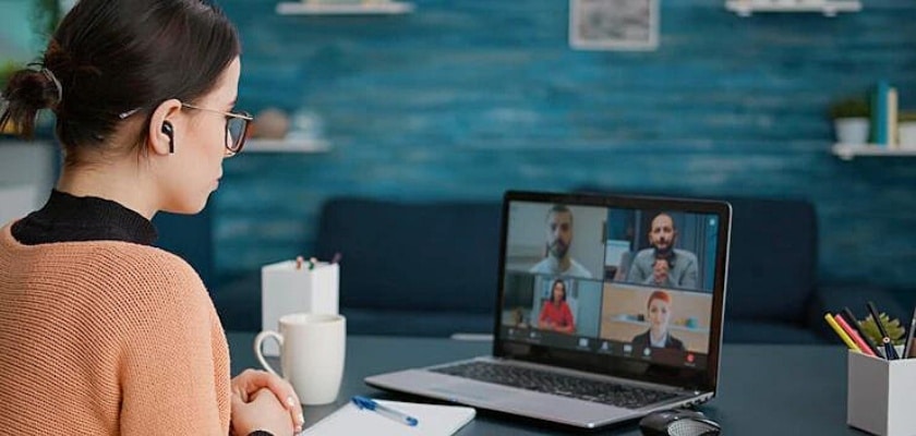 Vista angolare di una studentessa universitaria che partecipa a una riunione di videochiamata con persone in classe scolastica online